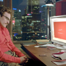 Joaquin Phoenix como Theodore, no drama romântico “Her”, que aborda o relacionamento entre um homem e uma assistente virtual. Imagem referente a matéria