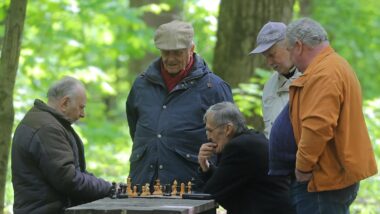 A amizade floresce com interesses comuns, mas não pode ser reduzida a uma checklist moral. Imagem referente a matéria
