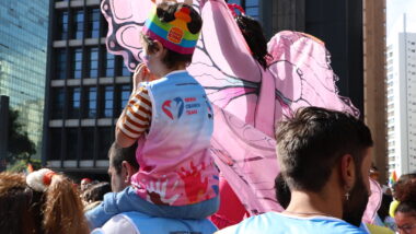 Criança com camiseta de campanha pró-trans na 28ª Parada do Orgulho LGBT+, em São Paulo, em 2024 Imagem referente a matéria