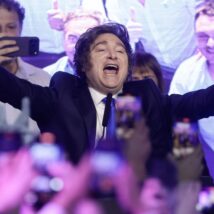 Javier Milei comemora a vitória de seu partido nas eleições legislativas argentinas de 26 de outubro. Imagem referente a matéria