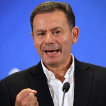 O premiê de Portugal, Luís Montenegro, disse que o país “nos últimos anos viveu uma política de imigração descontrolada” Imagem referente a matéria